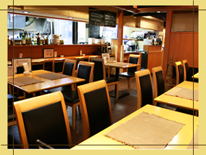 木のぬくもりを感じる店内