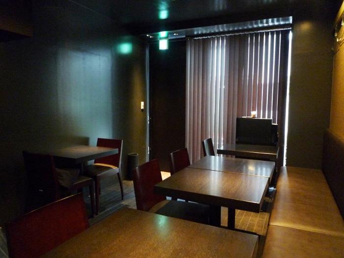 黒を基調とした落ち着いた店内