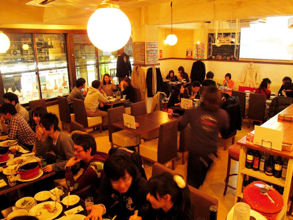 ゆったり広々とした店内