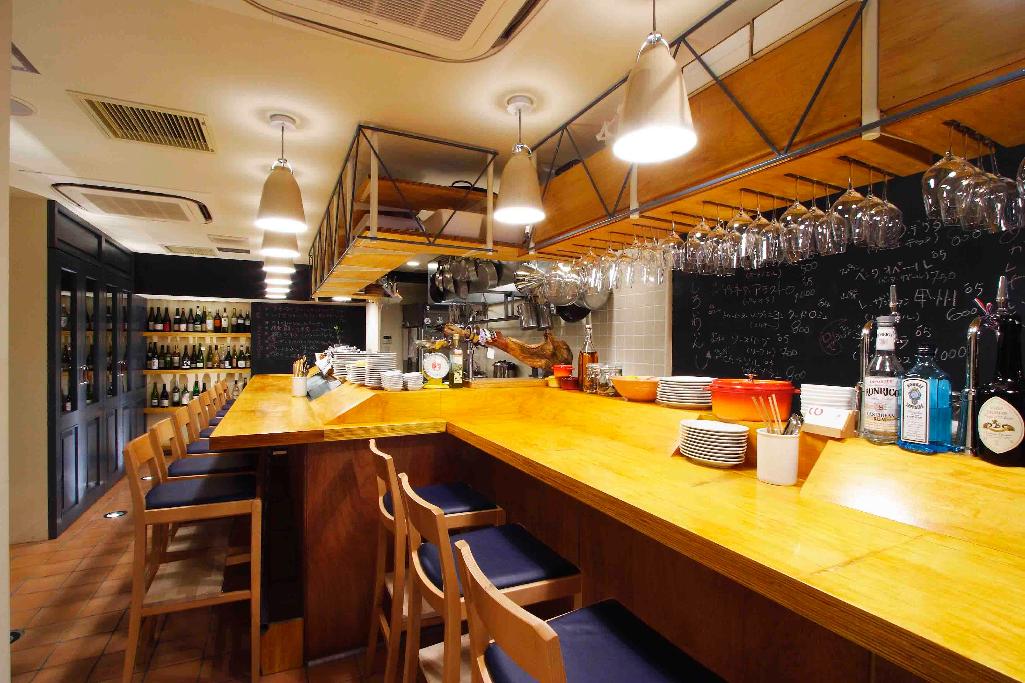 カジュアルで明るい店内