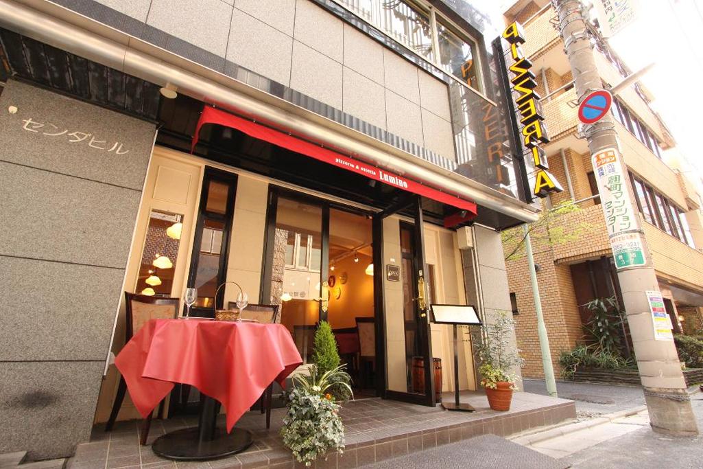 PIZZERIAの看板が目印です。