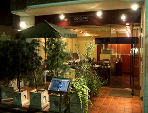 佇む小さなフランス料理店