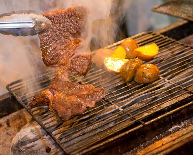 炭火で焼き上げる葡萄牛