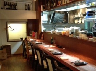 ゆっくり食事ができる店内!