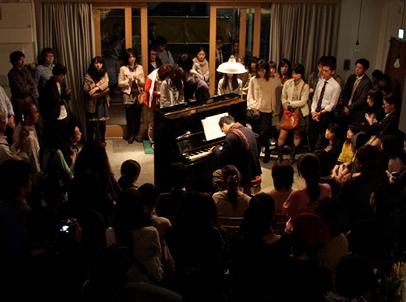 店内にあるピアノで定期的にライブを開催