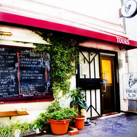 店頭黒板で入荷した旬素材を伝えられる。