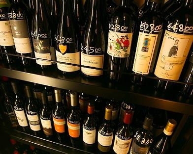 ワインボトルには値段がついています。
