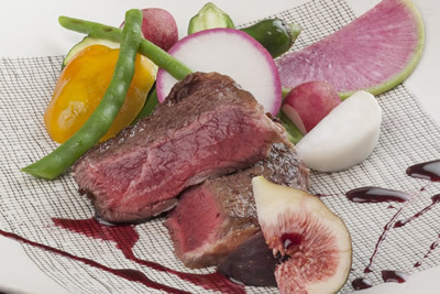 直送の和牛赤身肉をふんだんに使った料理