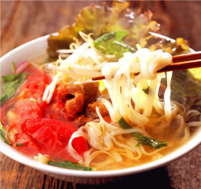日本初の生麺フォーが人気!