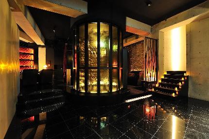 店内ホール・大型円柱ワインセラー