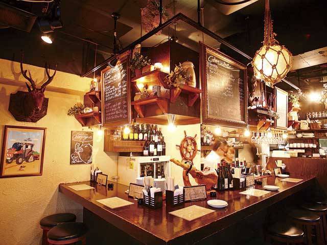 カウンターメインの店内♪毎晩賑わってます