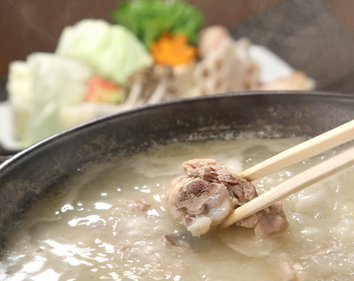 手間暇かけて作る【名物 地鶏の水炊き鍋】