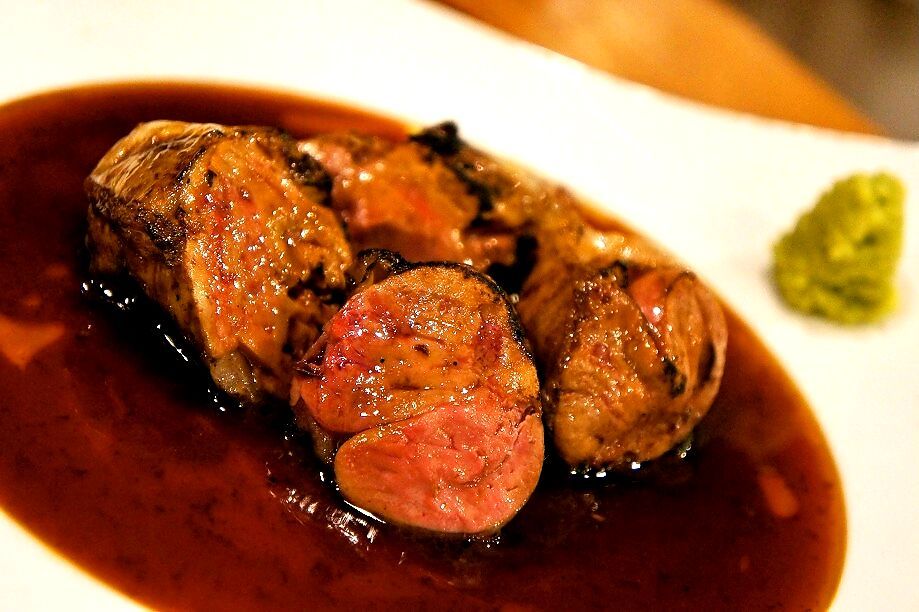名物は超希少な極上白レバー焼き!