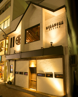 お店の外観、桜木町からすぐ!