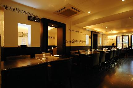 店内は白と黒を基調としたモダンな雰囲気☆
