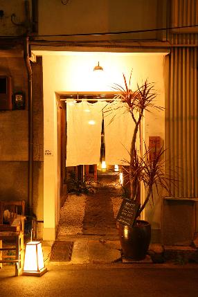 細い路地を入るダイニング側の入口です