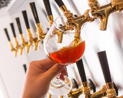 様々な味・色のクラフトビールが最大18種