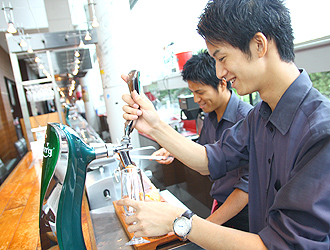 お客様と距離の近い接客が出来ます^^