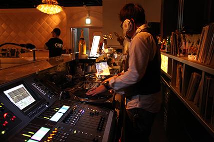 DJブースを始め音響や照明が整った環境