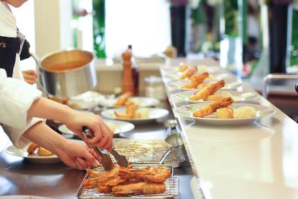 料理はキッチンスタッフが生徒人数分作成