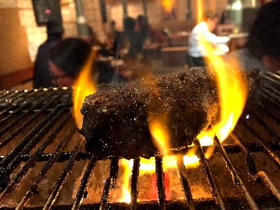★豪快に焼き上げる和牛の炭火焼。