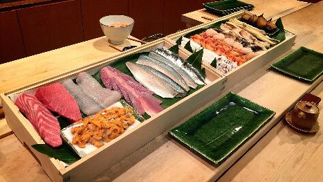ケースにぎっしりと詰められた鮮度良いネタ