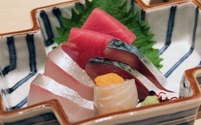 毎朝市場から仕入れる鮮魚