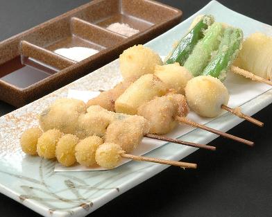 サクサクで熱々の串揚げも人気です!