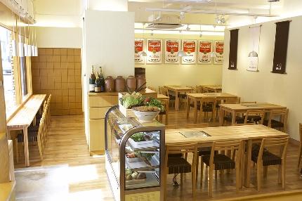 全面に木のぬくもりを感じる内装♪