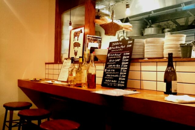 夜はワイン酒場の賑わい