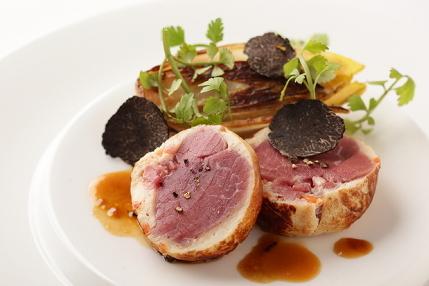 『仔羊鞍下肉と地鶏ムースのロトリーノ』