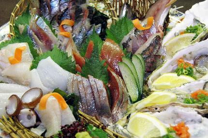 毎日届く海鮮魚を丁寧に下拵え