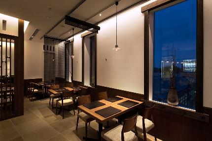 漆喰と木目が落ち着く店内