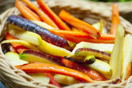 珍しい野菜に囲まれた店内!