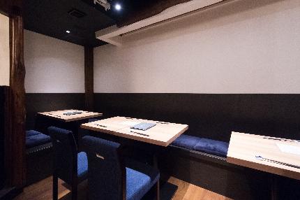 テーブルは28席あります。