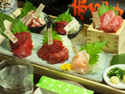 様々な部位の馬刺しの豪華盛り