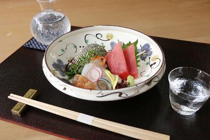 他店舗で刺し場研修も行っています。