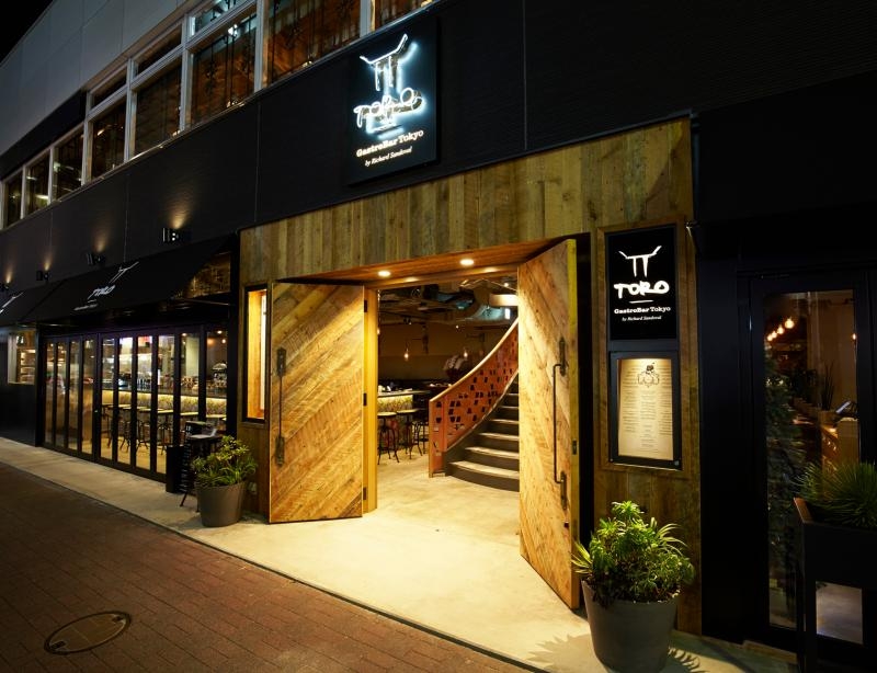 1FはBAR、2Fは本格レストラン