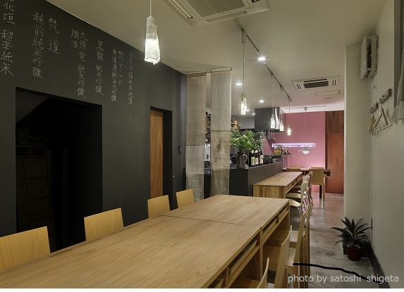 天然木を使用したこだわりの店内。