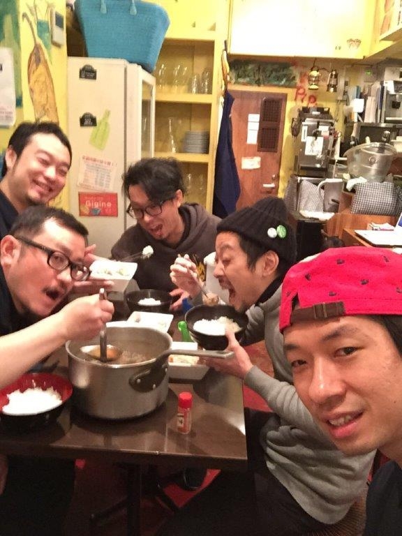男ばっかの賄い風景