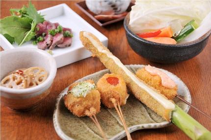 小付や串揚げの合間の中皿料理も人気!