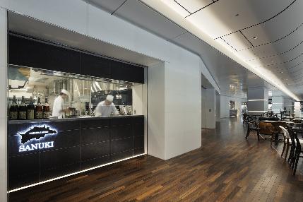 外から自家製麺がガラス越しに見える店☆