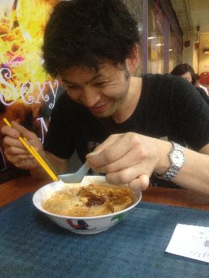 シンガポール研修 ラクサを試食中