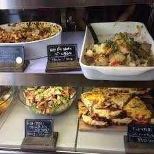 ショーケースには日替わりのお料理が並ぶ