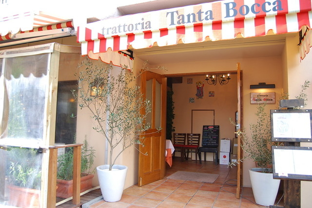 行列ができる人気店で界隈でも有名店!