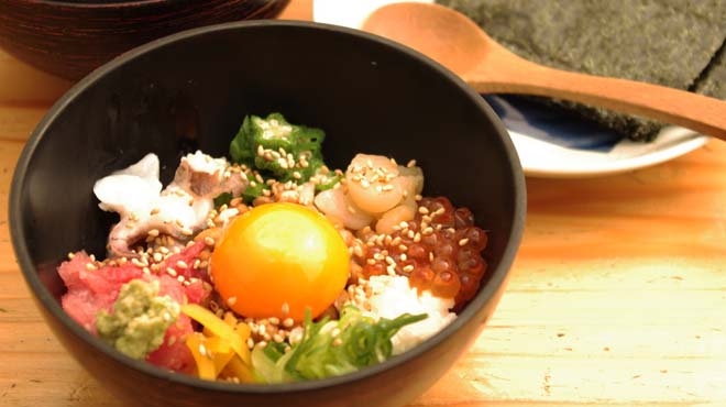 人気メニューの名物『ばくだん納豆』