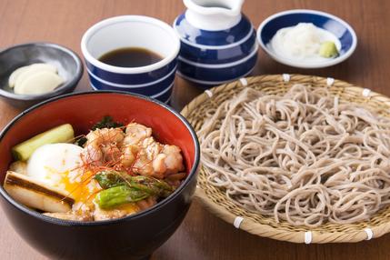 人気の丼セット 写真は鶏焼丼
