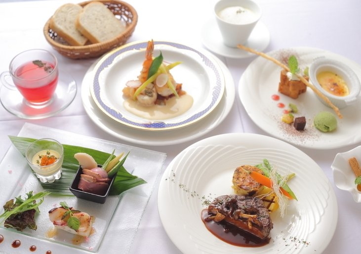ランチ、ディナーともコース料理が主流