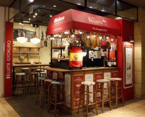 こんな店です。お客様も近いよ!