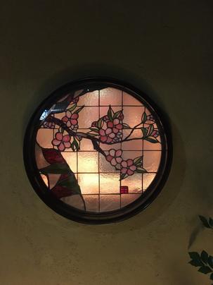 このステンドグラスが目印です